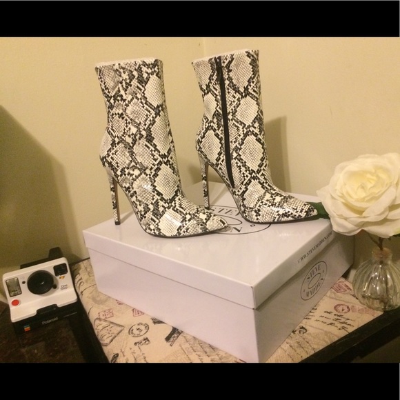 STEVE MADDEN BOOTIES 😍 - Picture 3 of 7